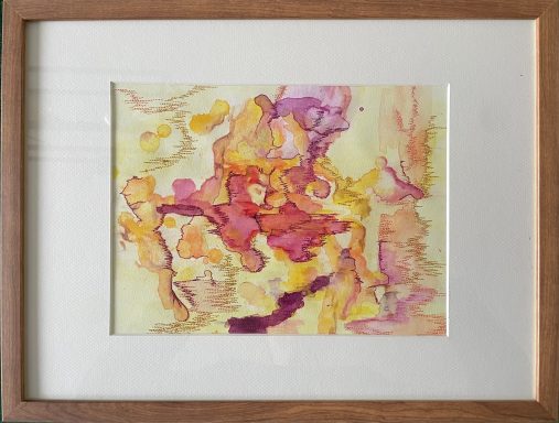 Whispers in motion Kleurrijke abstracte aquarel met roze, oranje en paarse tinten in een houten lijst.