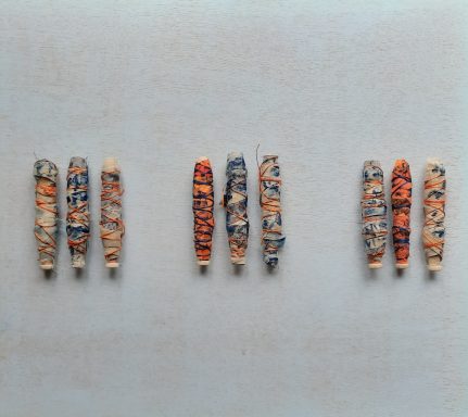 Doe niet zo ingewikkeld Kleurige, langwerpige objecten gerangschikt in twee lijnen op een lichte achtergrond.