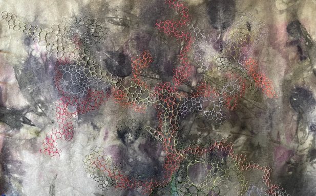 Abstracte kunst met een mix van kleuren en texturen, voornamelijk grijs en rood.