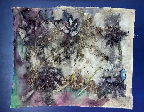 The garden remembers. Abstract kunstwerk met bloemen en vlinders in zachte kleuren op een blauwe achtergrond.