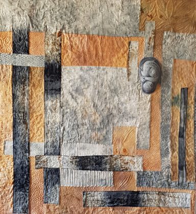 Abstracte wanddecoratie met texturen in aardetinten en een gezichtsgelaat.