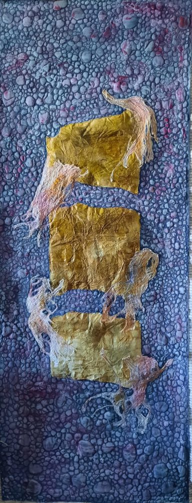 Drie lagen van textuur met gele en gouden tinten op een blauwe achtergrond.
