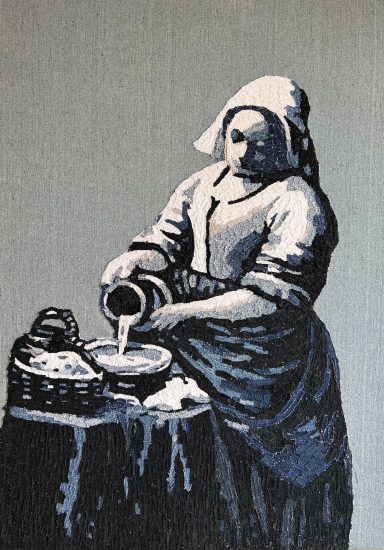 Melkmeisje, schilderij van snippers van oude spijkerbroeken, ook wel denimkunst genoemd. Denim, spijkerstof.