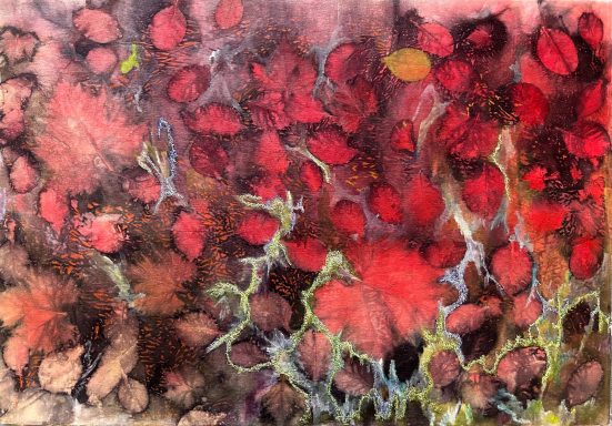 Embers beneath the leaves Abstract kunstwerk met rode vlekken en groene takachtige structuren op een donkere achtergrond.