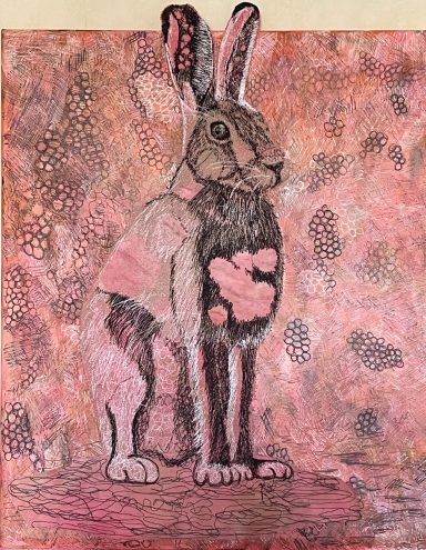 Haas. Een kunstzinnige tekening van een haas met roze en bruine tinten op een getextureerde achtergrond.