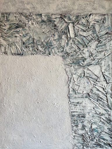 IJsschots. Abstract textuur met een mix van lichtgrijze en blauwe tinten.