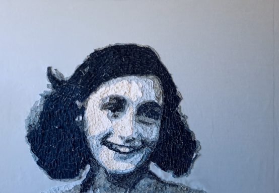 Anne Frank, schilderij van snippers van oude spijkerbroeken, ook wel denimkunst genoemd. Denim spijkerstof.